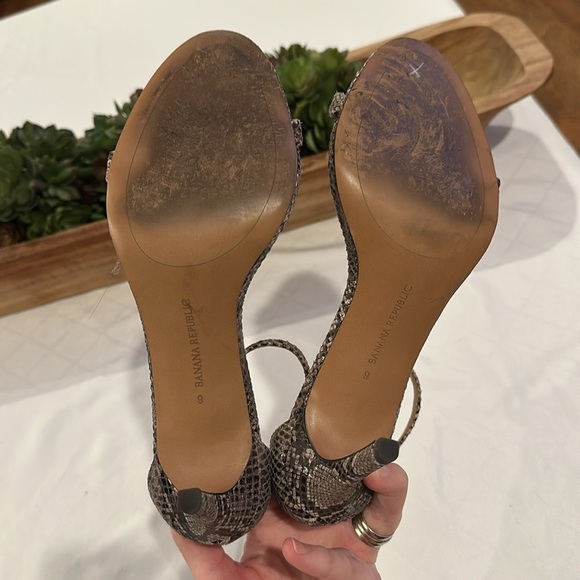 Banana Republic Bare Snakeskin Ankle Strap heeled Sandals Cocktail Heels size 9 - Picture 5 of 5